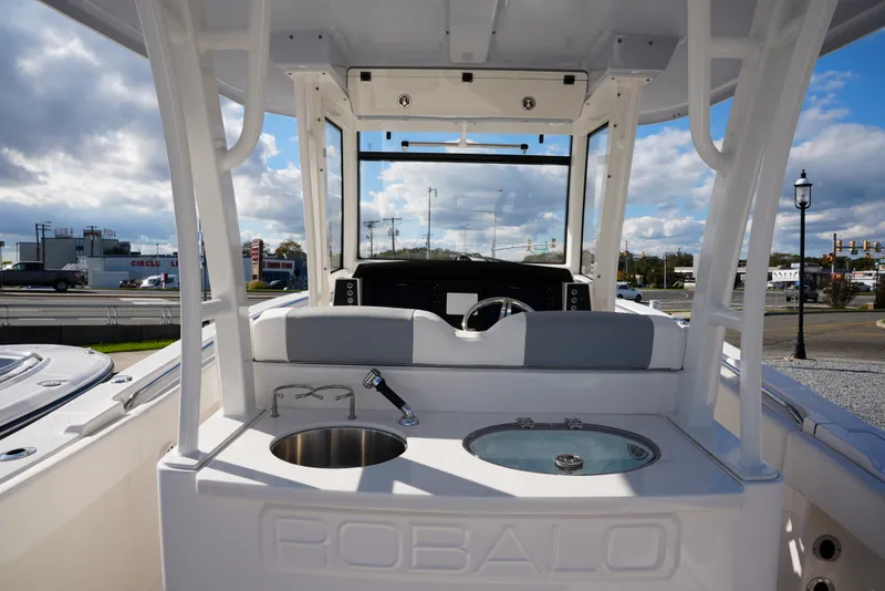 Slide: The Image of Robalo R302 2025 - 8