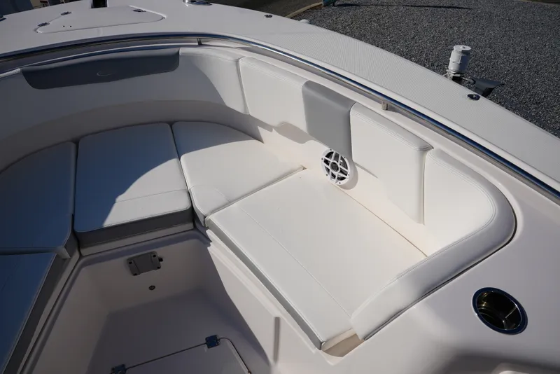 Slide: The Image of Robalo R302 2025 - 29