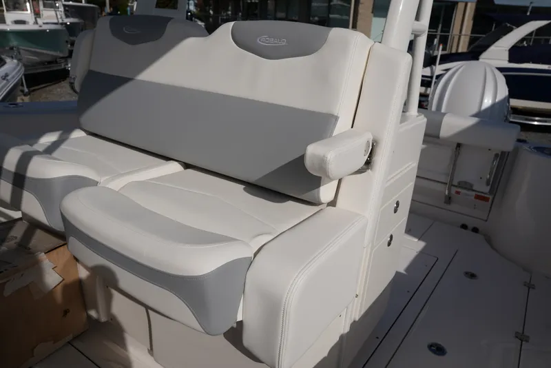 Slide: The Image of Robalo R302 2025 - 22