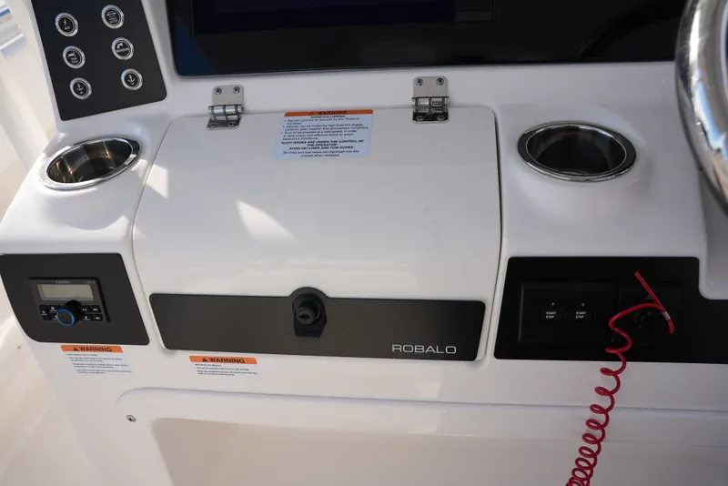 Slide: The Image of Robalo R302 2025 - 14