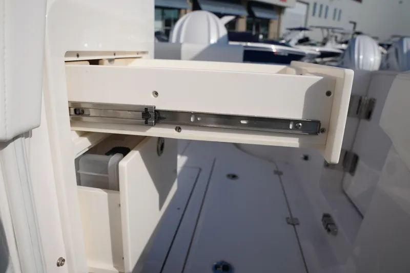 Slide: The Image of Robalo R302 2025 - 25