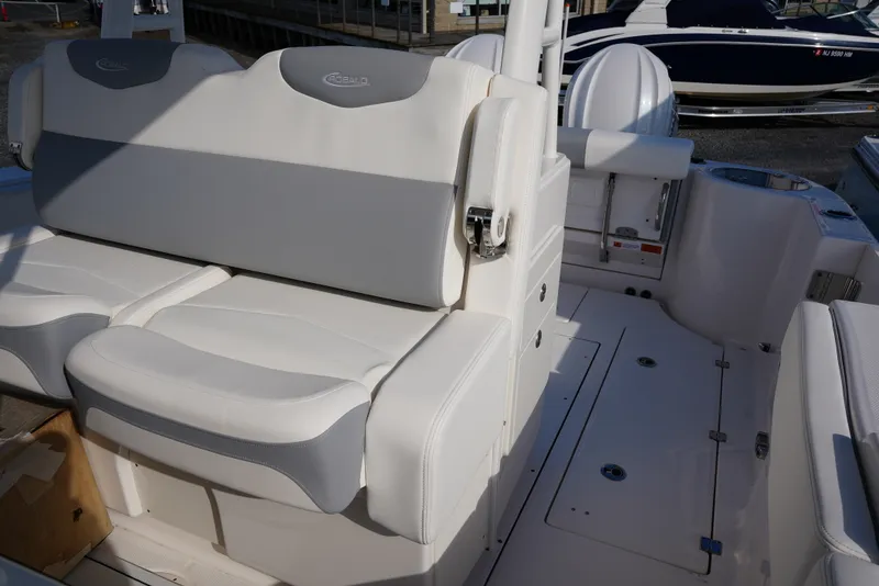 Slide: The Image of Robalo R302 2025 - 20