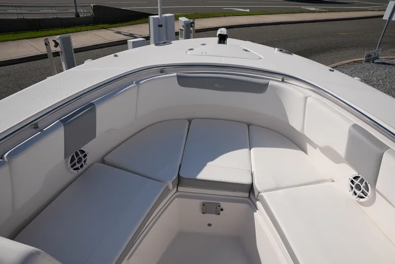 Slide: The Image of Robalo R302 2025 - 31