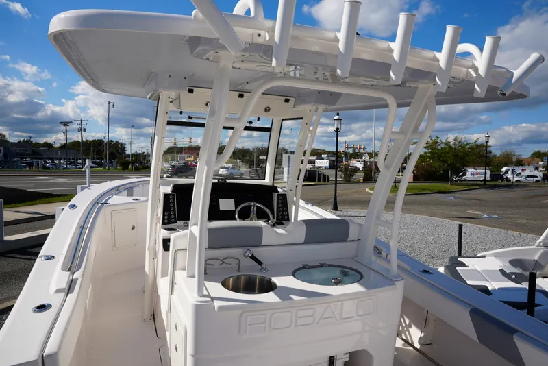 Slide: The Image of Robalo R302 2025 - 4