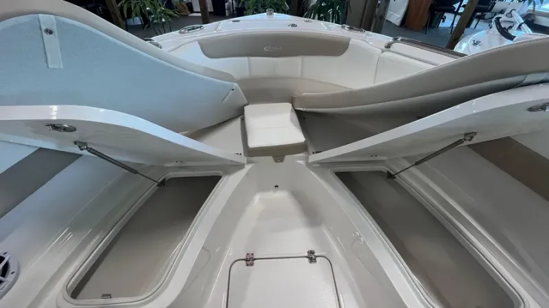 Slide: The Image of Robalo R222EX 2025 - 18