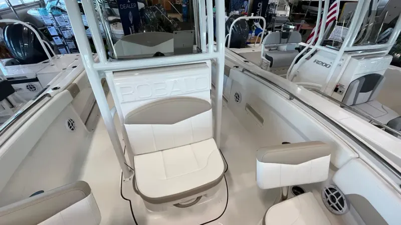 Slide: The Image of Robalo R222EX 2025 - 17