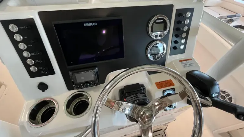 Slide: The Image of Robalo R222EX 2025 - 9