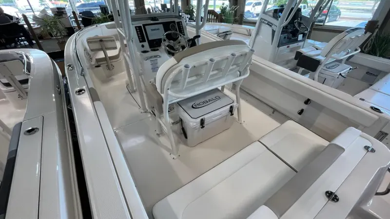 Slide: The Image of Robalo R222EX 2025 - 5