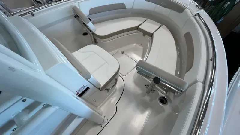 Slide: The Image of Robalo R222EX 2025 - 14