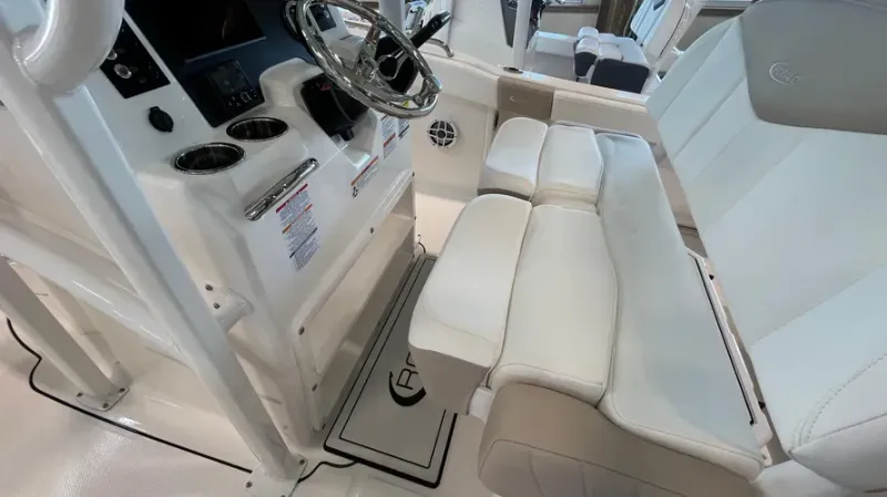 Slide: The Image of Robalo R222EX 2025 - 12