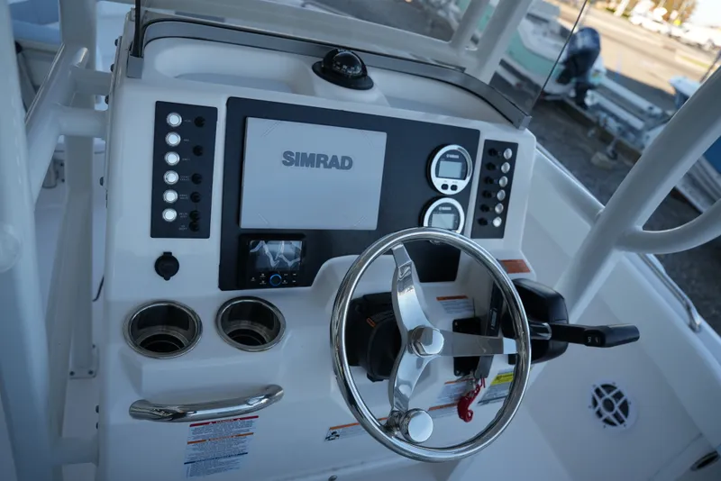 Slide: The Image of Robalo R222EX 2025 - 18