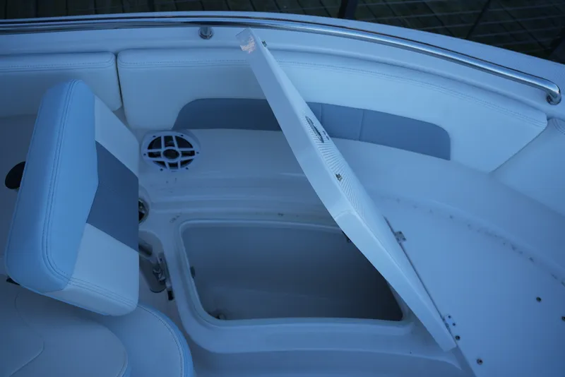 Slide: The Image of Robalo R222EX 2025 - 32