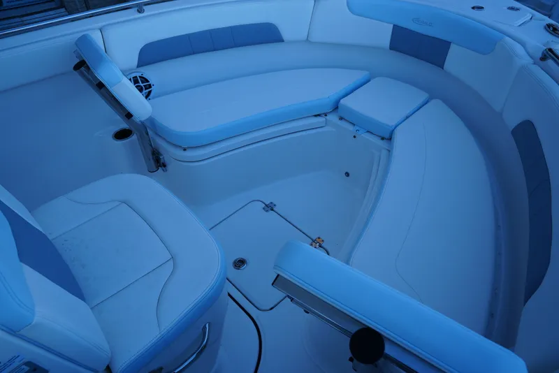 Slide: The Image of Robalo R222EX 2025 - 40