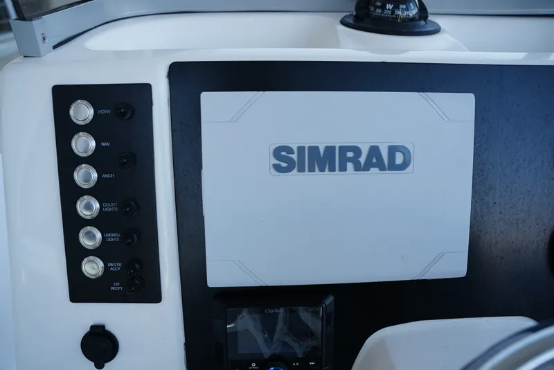 Slide: The Image of Robalo R222EX 2025 - 27