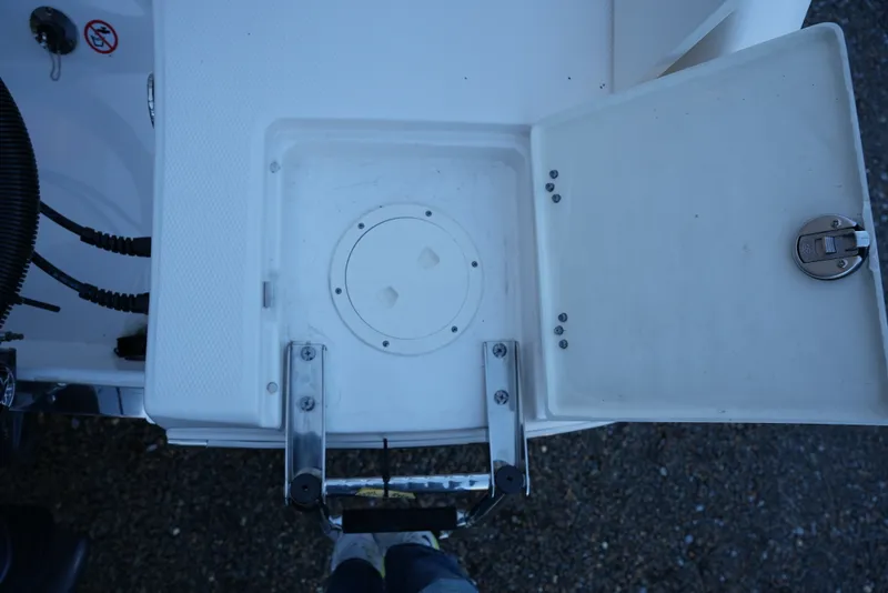 Slide: The Image of Robalo R222EX 2025 - 3