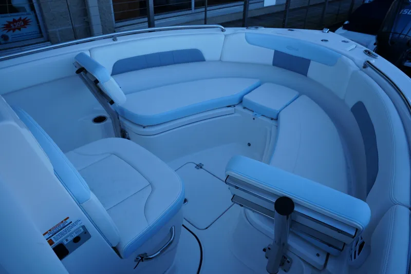 Slide: The Image of Robalo R222EX 2025 - 41