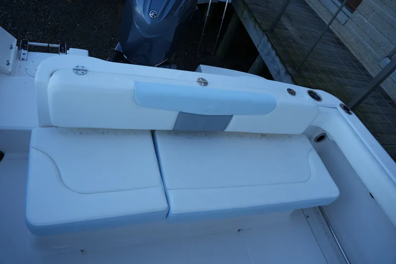 Slide: The Image of Robalo R222EX 2025 - 9
