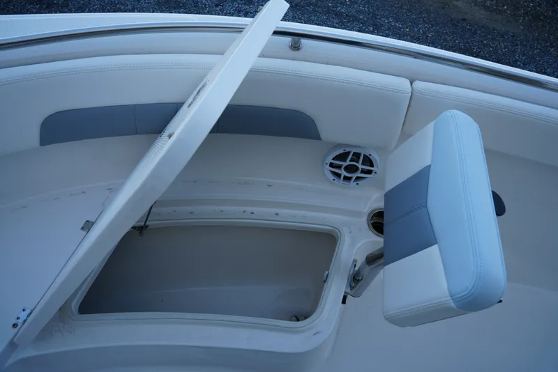Slide: The Image of Robalo R222EX 2025 - 31