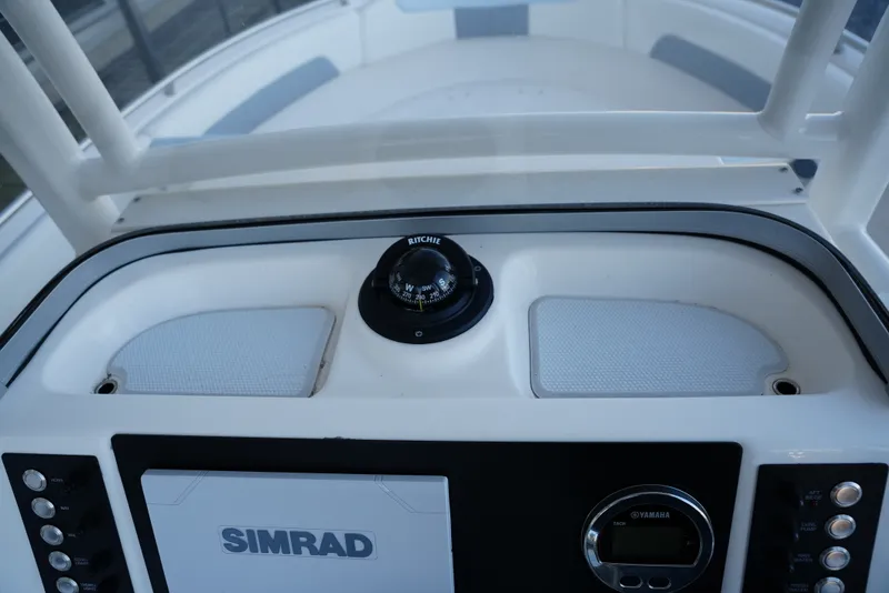 Slide: The Image of Robalo R222EX 2025 - 28