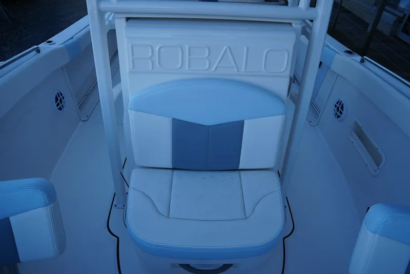 Slide: The Image of Robalo R222EX 2025 - 37