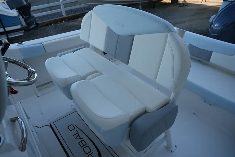 Slide: The Image of Robalo R222EX 2025 - 20