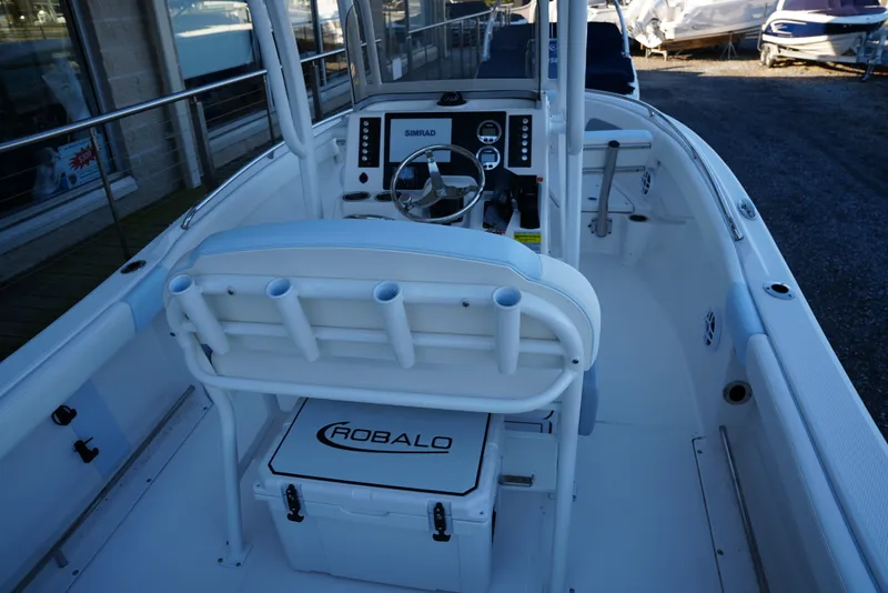 Slide: The Image of Robalo R222EX 2025 - 5