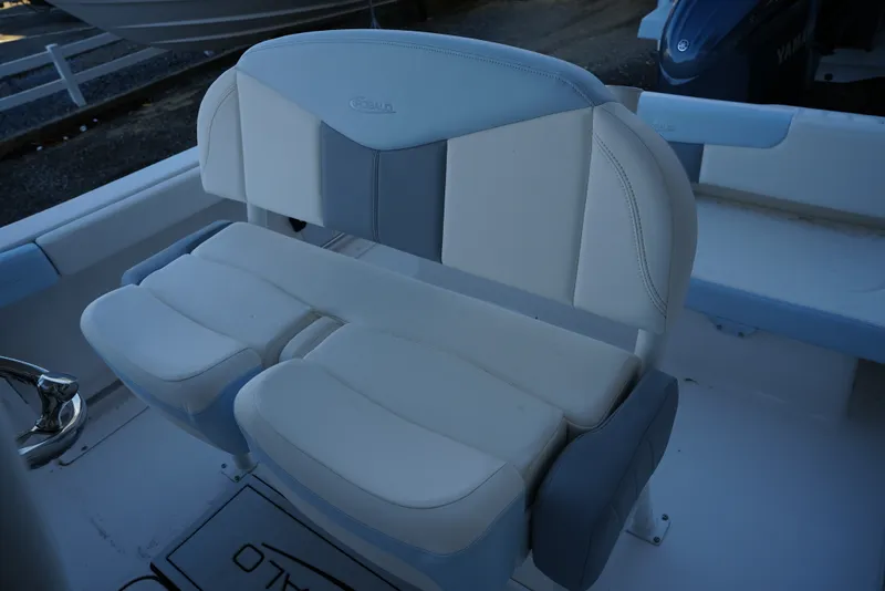 Slide: The Image of Robalo R222EX 2025 - 19