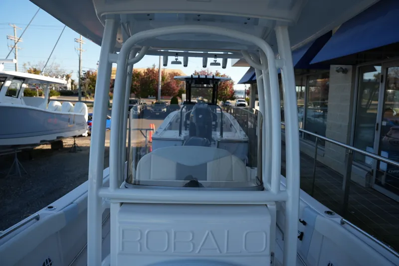 Slide: The Image of Robalo R222EX 2025 - 38