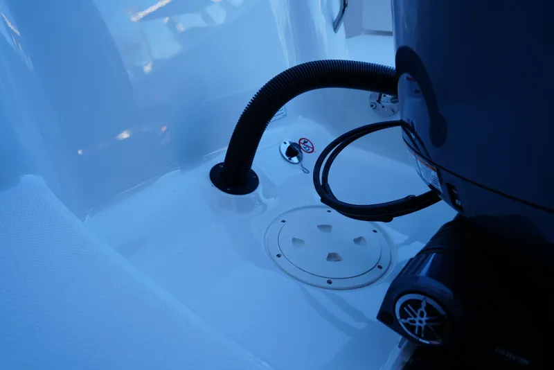 Slide: The Image of Robalo R222EX 2025 - 54
