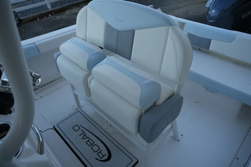 Slide: The Image of Robalo R222EX 2025 - 22