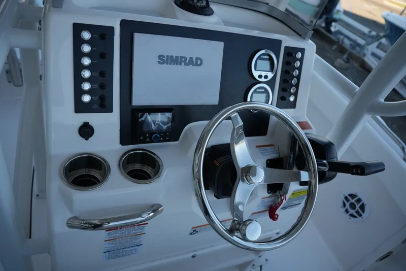 Slide: The Image of Robalo R222EX 2025 - 17