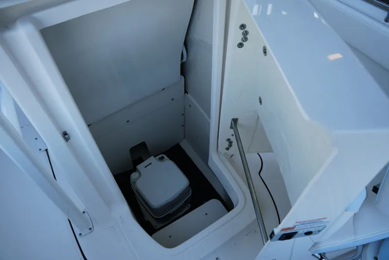 Slide: The Image of Robalo R222EX 2025 - 47