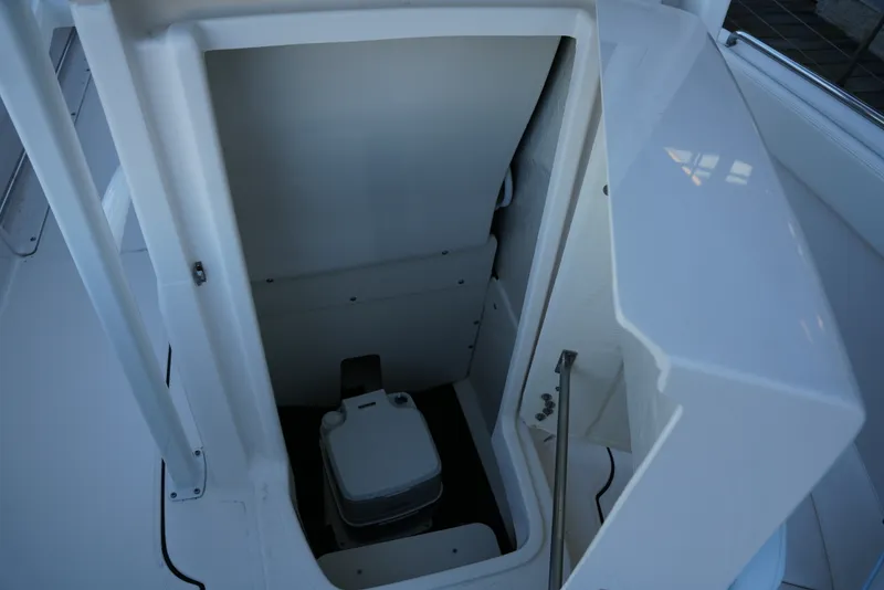 Slide: The Image of Robalo R222EX 2025 - 39