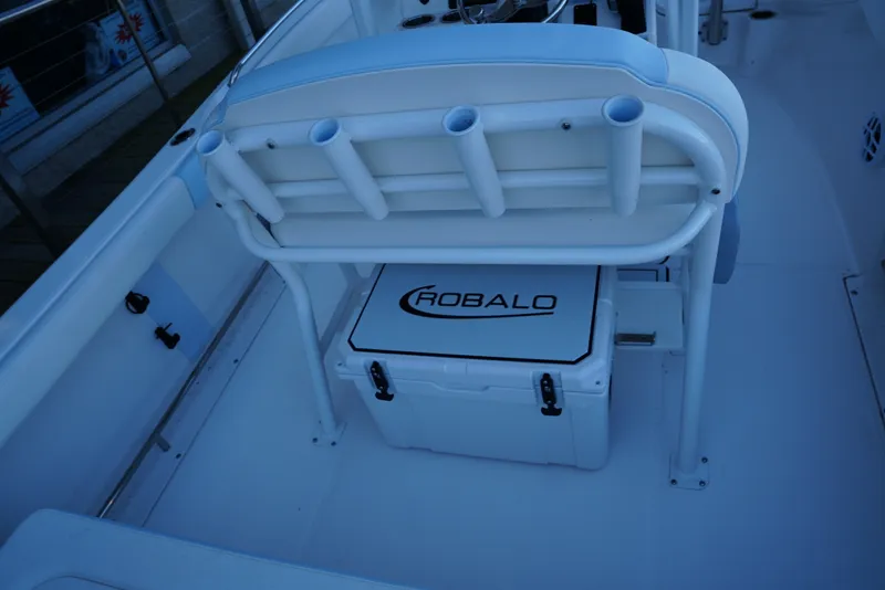 Slide: The Image of Robalo R222EX 2025 - 50