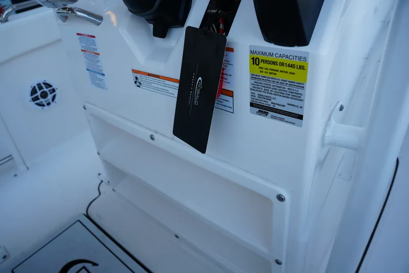 Slide: The Image of Robalo R222EX 2025 - 29
