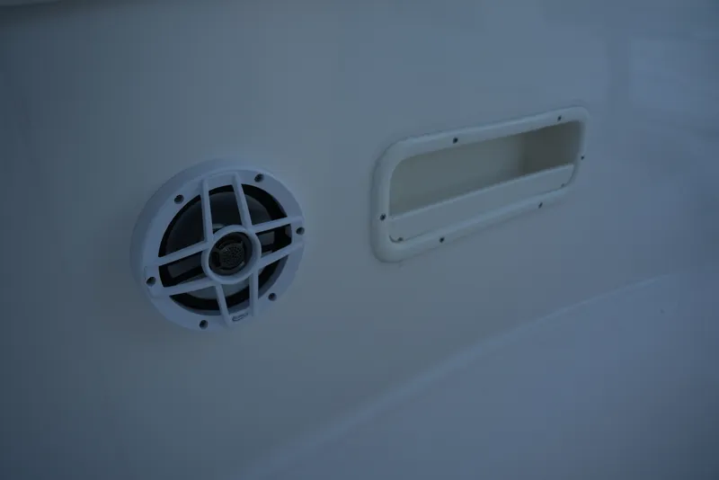 Slide: The Image of Robalo R222EX 2025 - 15