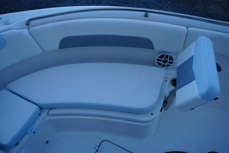 Slide: The Image of Robalo R222EX 2025 - 34