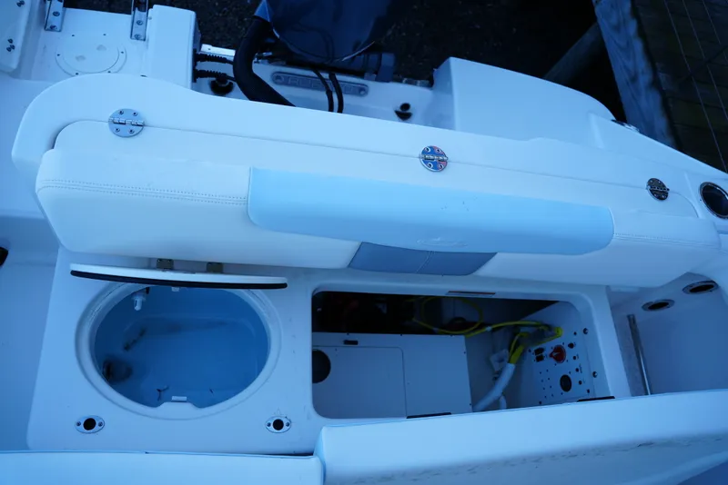 Slide: The Image of Robalo R222EX 2025 - 10