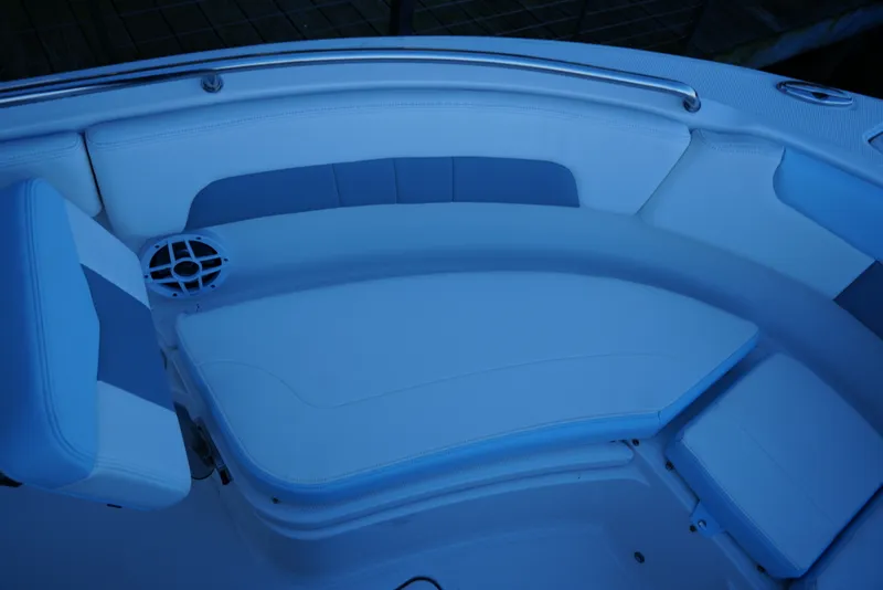Slide: The Image of Robalo R222EX 2025 - 36