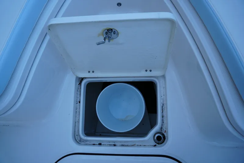 Slide: The Image of Robalo R222EX 2025 - 42