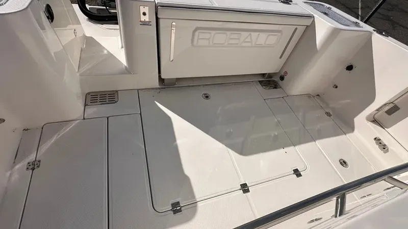 Slide: The Image of Robalo R360 2024 - 13