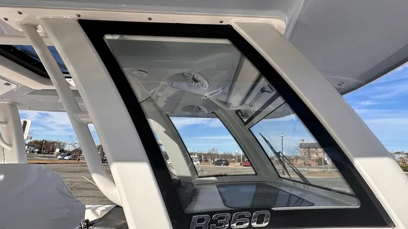 Slide: The Image of Robalo R360 2024 - 18