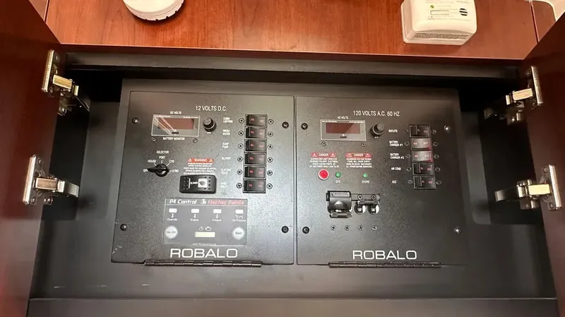 Slide: The Image of Robalo R360 2024 - 32