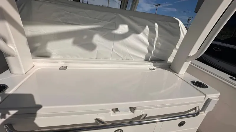 Slide: The Image of Robalo R360 2024 - 5