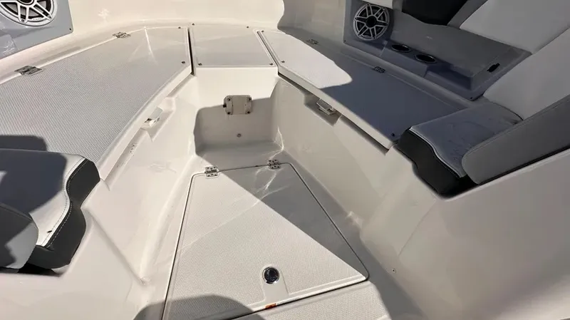 Slide: The Image of Robalo R360 2024 - 14