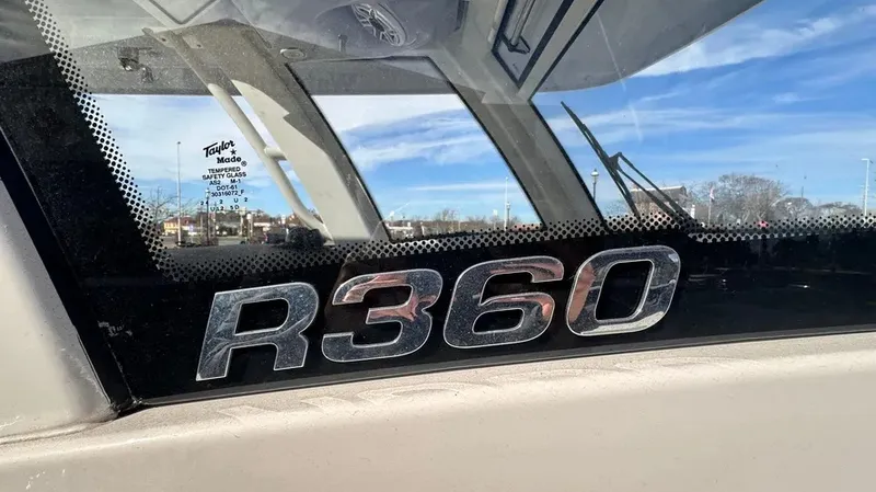 Slide: The Image of Robalo R360 2024 - 17