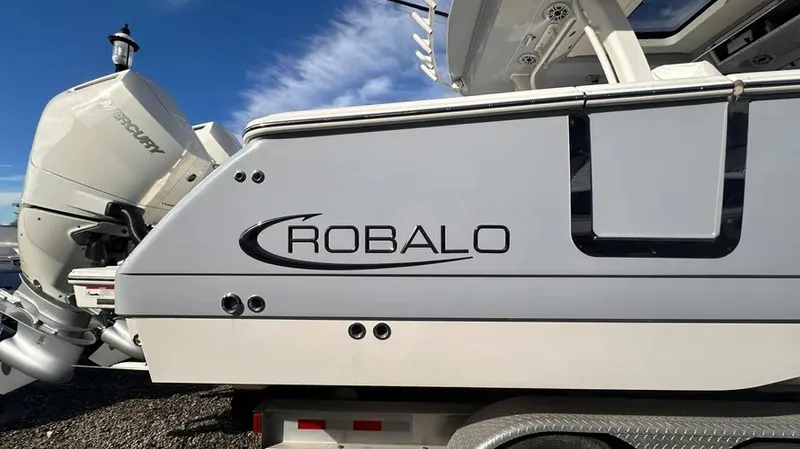 Slide: The Image of Robalo R360 2024 - 1