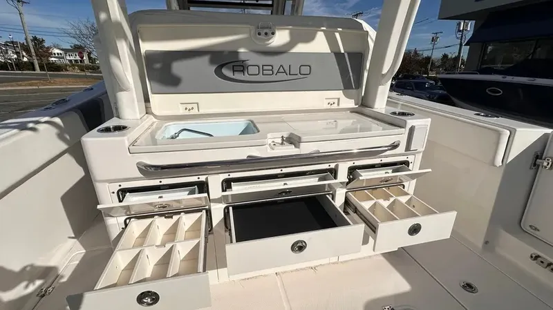 Slide: The Image of Robalo R360 2024 - 4