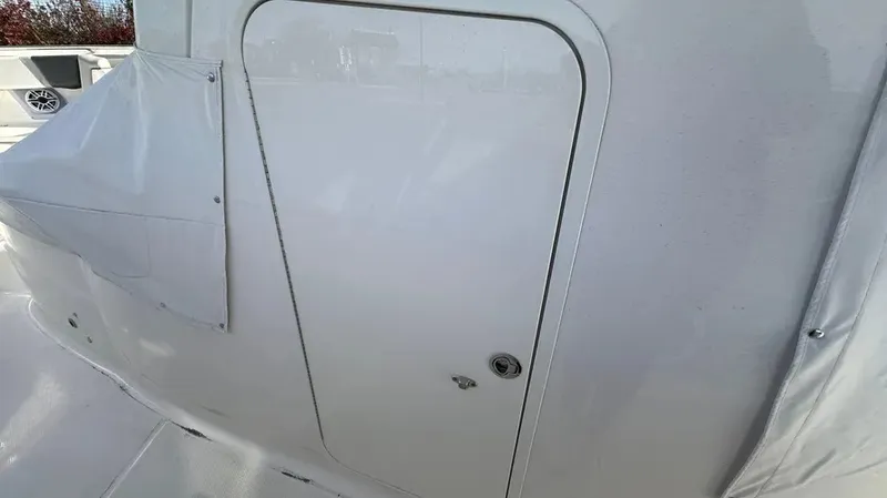 Slide: The Image of Robalo R360 2024 - 22