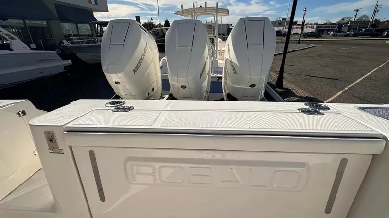 Slide: The Image of Robalo R360 2024 - 6